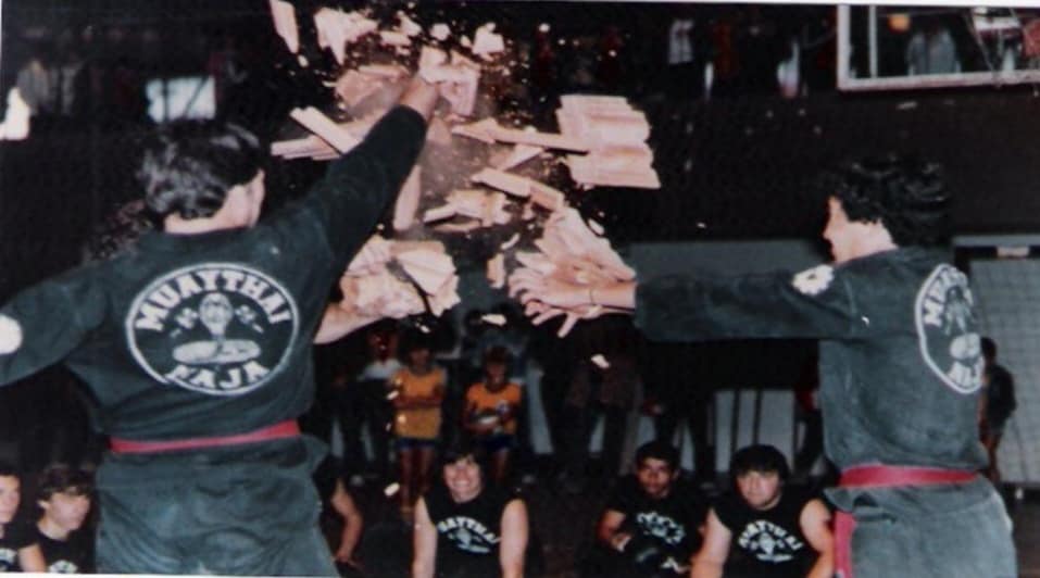 Quem estava lá lembra muito bem: Nélio Naja introduziu o Muay Thai no Brasil com um uniforme específico. Treinávamos com um kimono preto, aquele mesmo estilo oriental que se vê em filmes coreanos e vietnamitas. Todo preto, sem detalhes. 