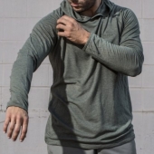 Mantendo o estilo agressivo durante o passeio com roupas estilosas. Esteja pronto para qualquer aventura com as roupas estilosas e táticas da Combatives! 