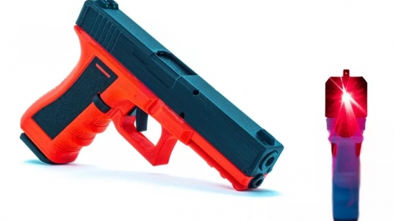 Treine sua mira com o Instructorgun Pro Laser: 2 carregadores e disparo de laser.